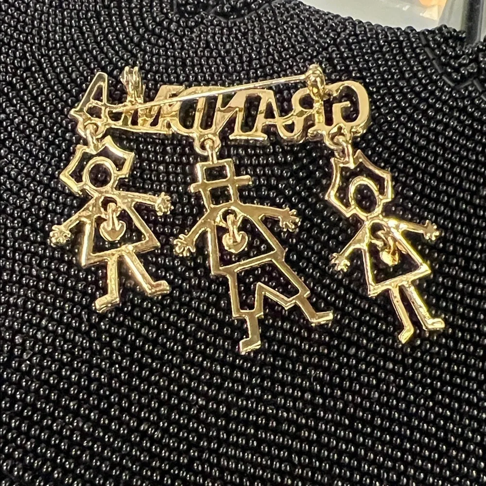 Gold Grandma Brooch with 2 granddaughters one grandson - Picture 2 of 2